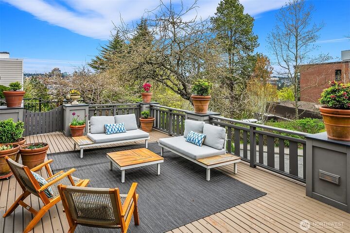 Property Photo:  2407  11th Avenue E  WA 98102 