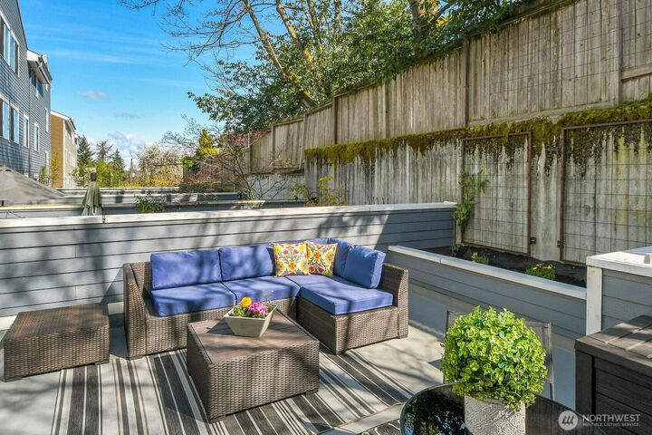 Property Photo: 2350 10th Avenue E 111 WA 98102