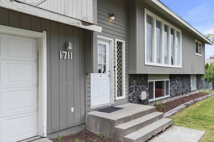 Property Photo:  1711 N McKee Rd  WA 99016 