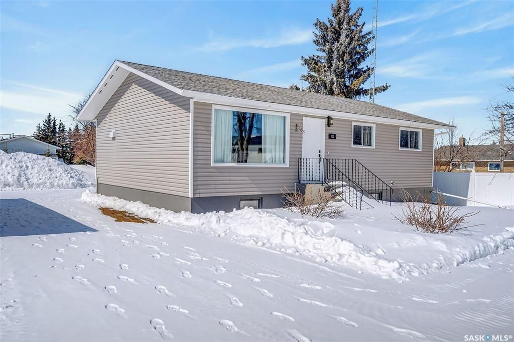 Property Photo: 105 4th Avenue N SK S0K 3V0