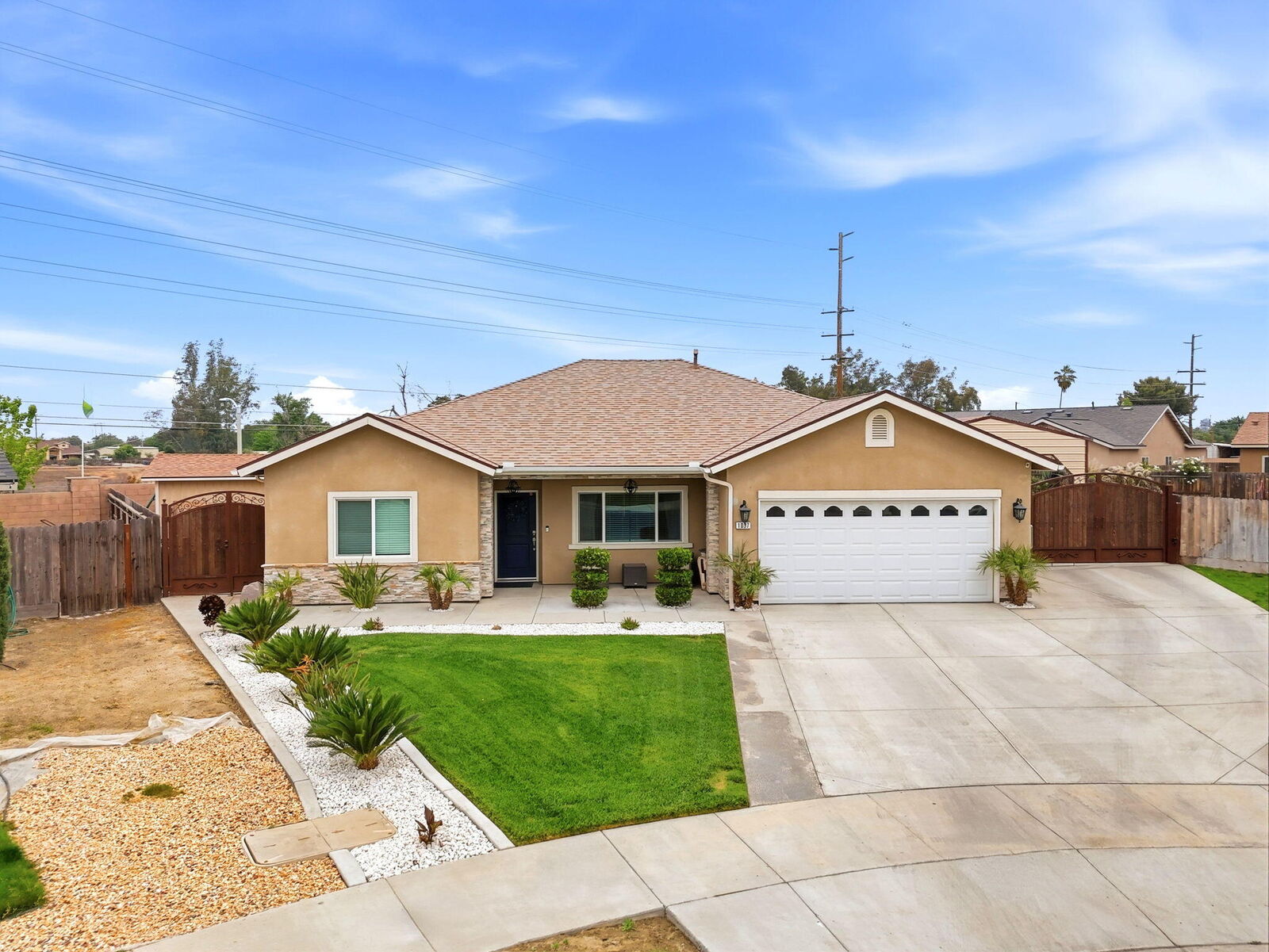 Property Photo:  1037 Royal Oak Street  CA 93257 