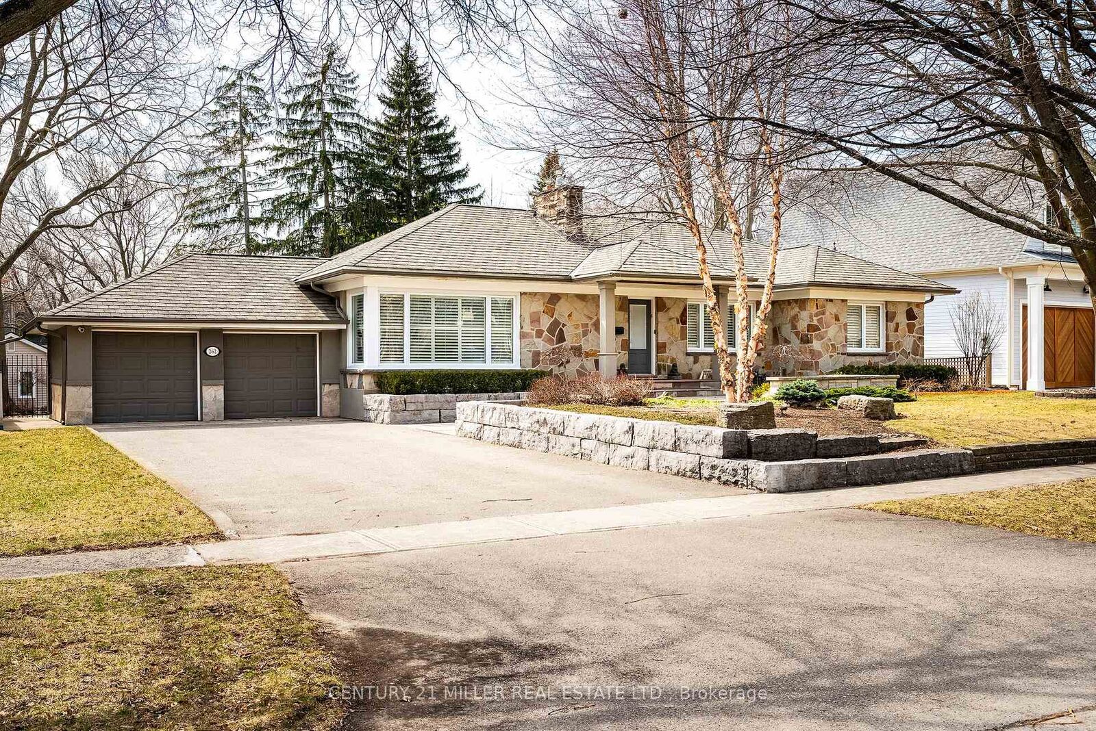 Photo de la propriété: 262 Oakwood Crescent ON L6K 3M8