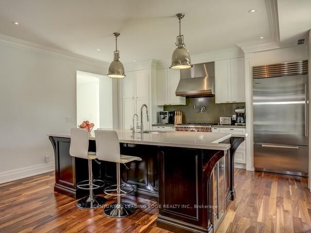 Photo de la propriété: 2065 Dundas Street W ON M6R 1W8