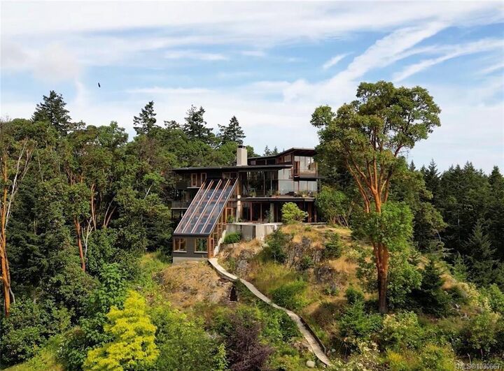Property Photo: 122 Jasper Rd BC V8K 2X8