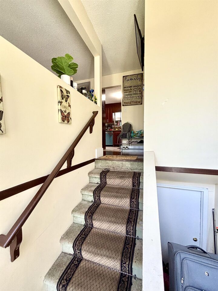 Photo de la propriété: 14863 87A Avenue BC V3S 5X4