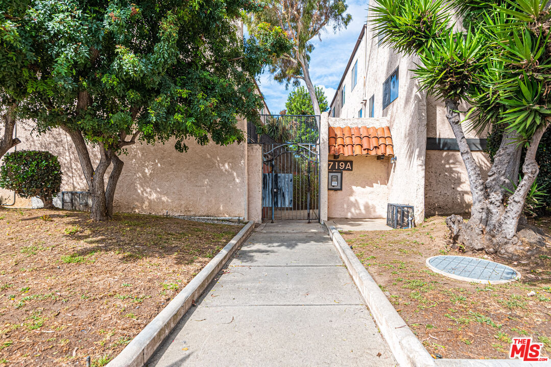 Property Photo:  719 N Eucalyptus Ave  CA 90302 