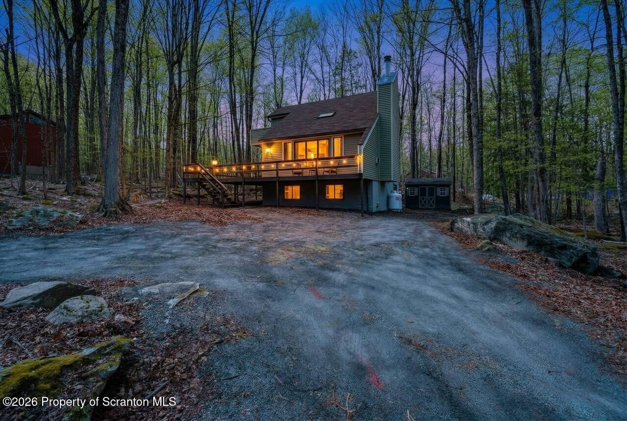 Property Photo:  10 Garden Drive  PA 18436 