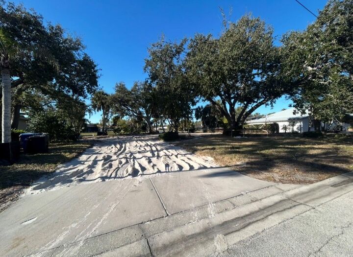 Property Photo:  822 Paradise Way  FL 34242 