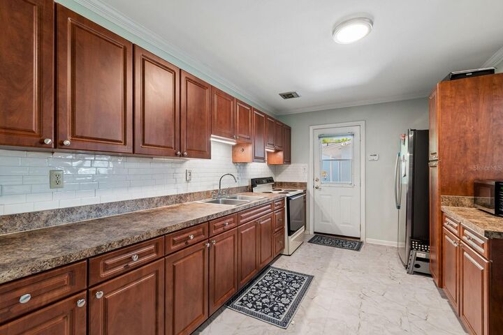 Property Photo: 4519 S Cooper Place FL 33611