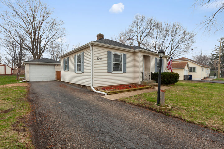 Property Photo:  1061 Houston Avenue  IL 60120 