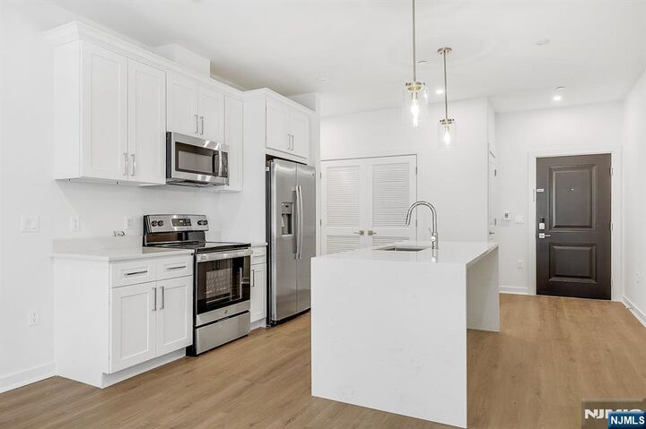 Property Photo:  74 Clarendon Place 202  NJ 07601 