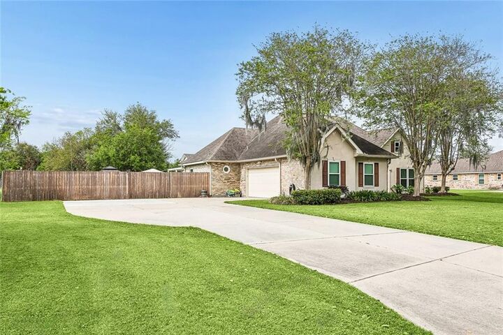 Property Photo:  150 Riverbend Drive  LA 70037 