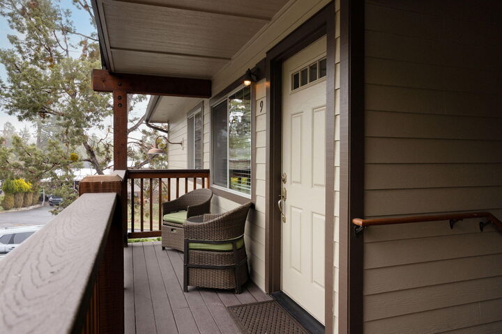 Property Photo: 1010 NW Roanoke Avenue Apt 9 OR 97703