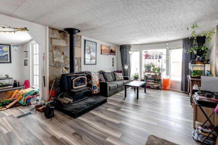 Property Photo:  93 Huntstrom Drive NE  AB T2K 5V5 