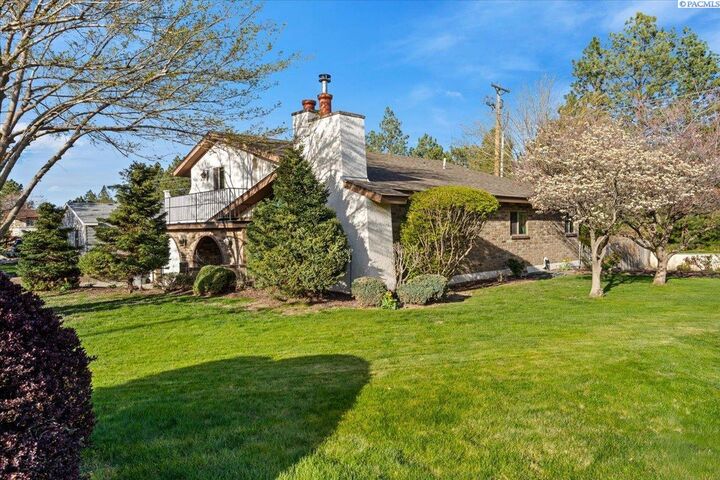 Property Photo:  1954 Orchard Way  WA 99352 