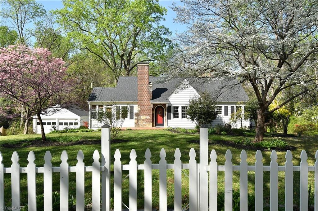 Property Photo: 122 Linbrook Drive NC 27106