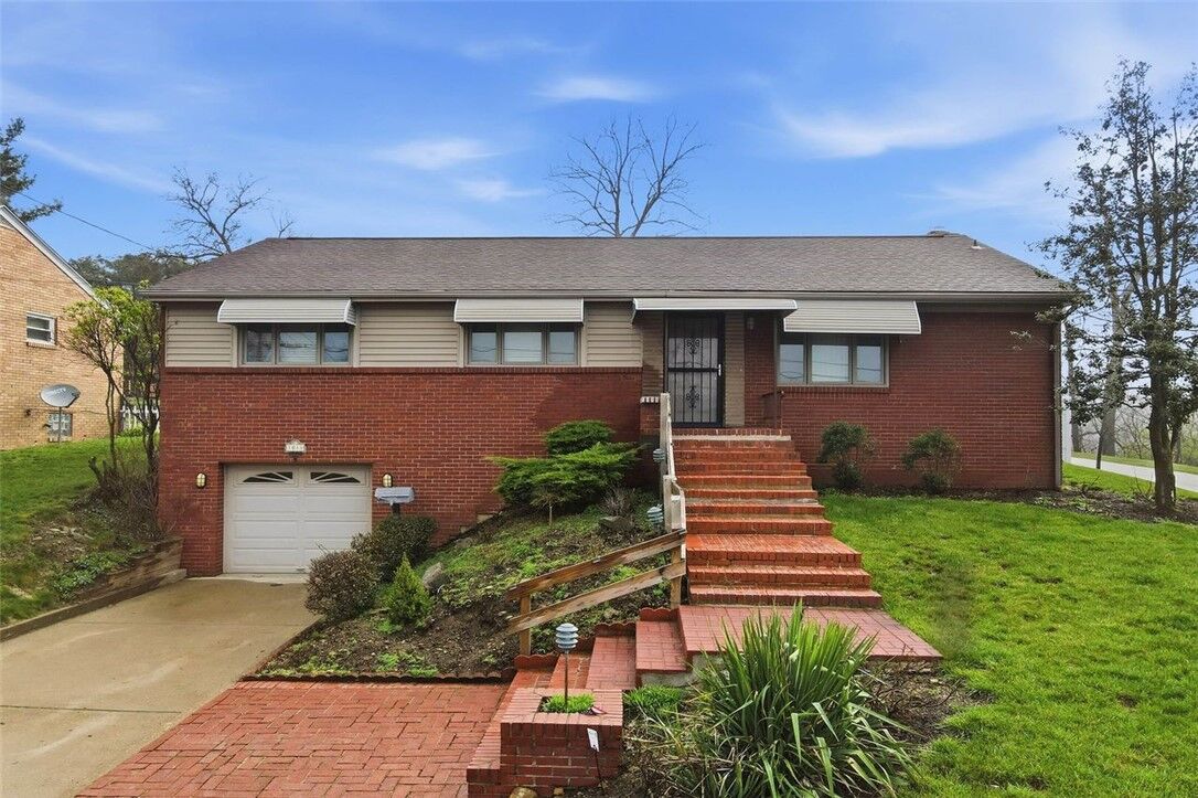 Property Photo: 1013 El Rancho Dr PA 15220