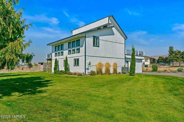 Property Photo:  180 Hi Valley View St  WA 98901 