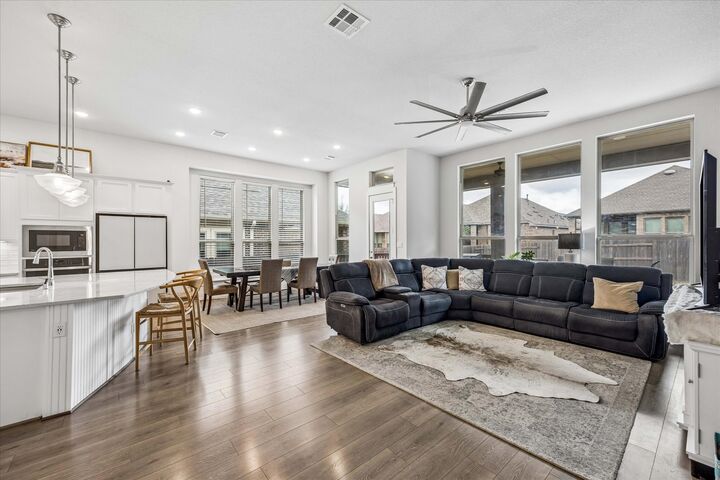 Property Photo: 320 Teakmill Trail TX 78666