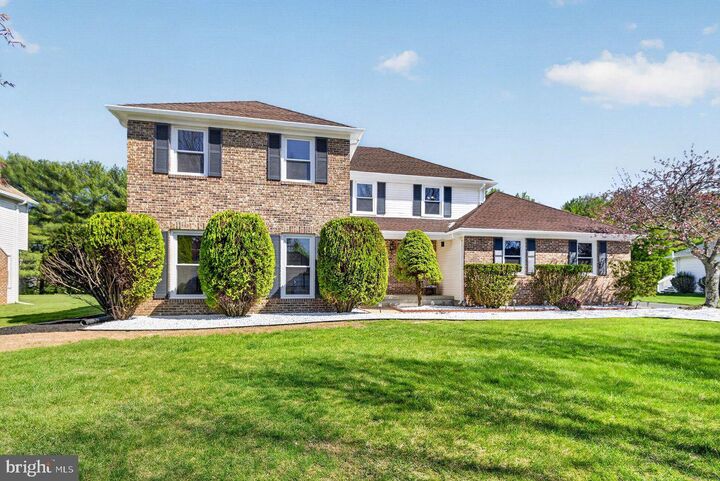 Property Photo:  5 Wellesley Court  NJ 08550 