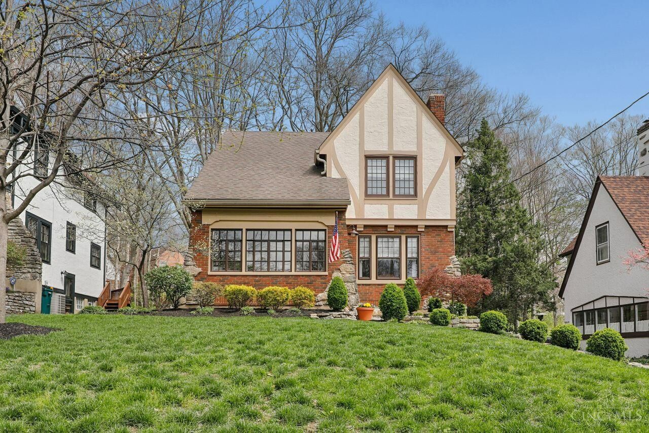 Property Photo: 1122 Beverly Hill Drive OH 45208