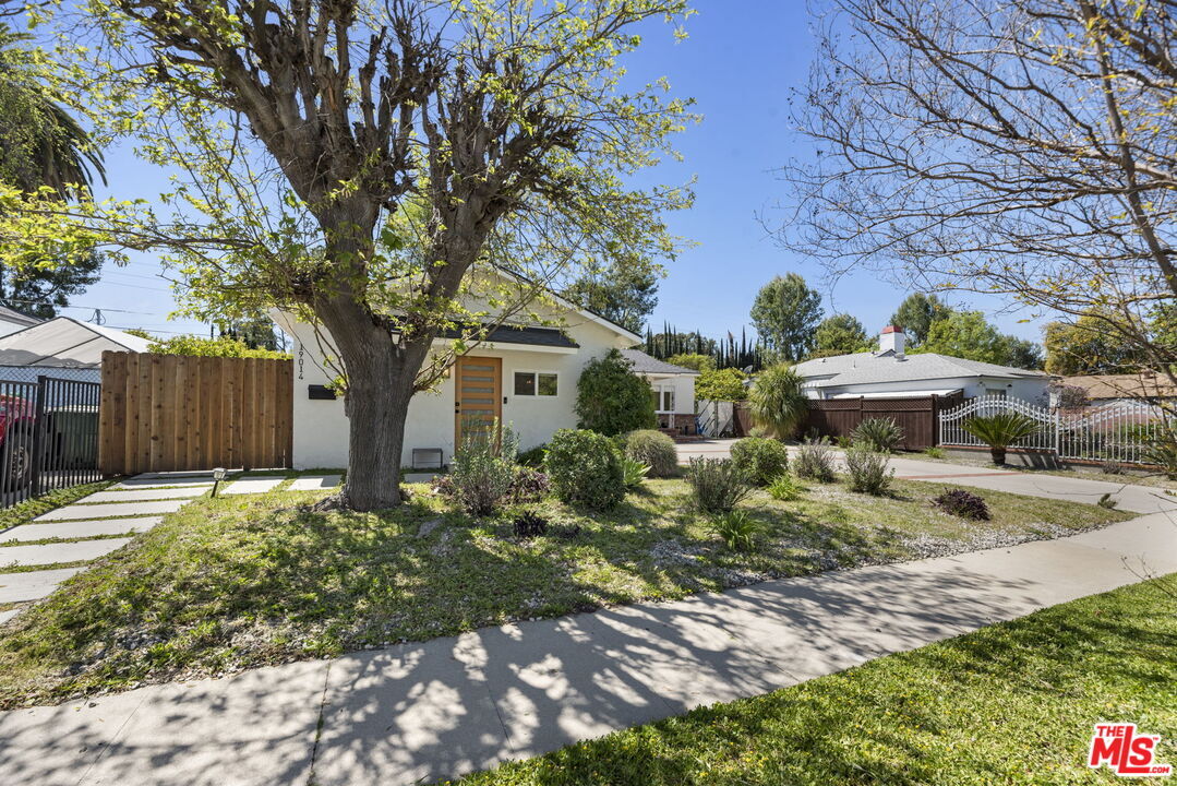 Property Photo: 19014 Bessemer St CA 91335