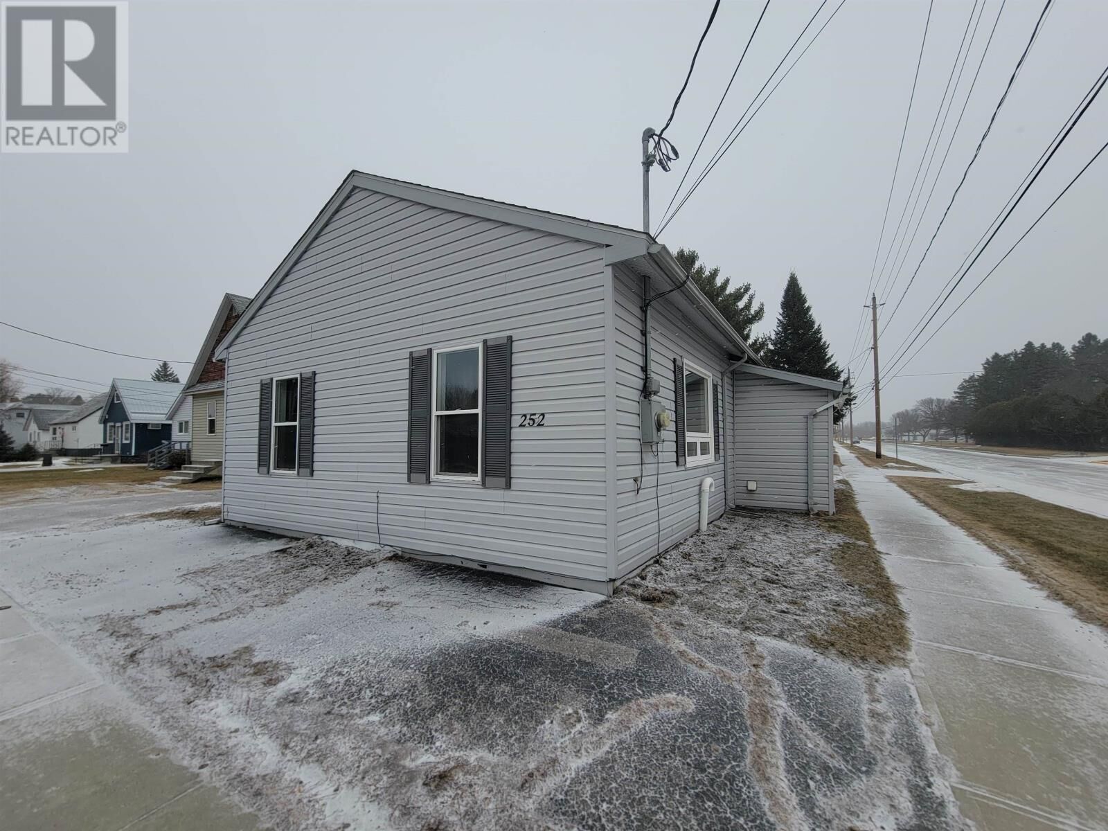 Property Photo:  252 Sixth St E  ON P9A 1W7 