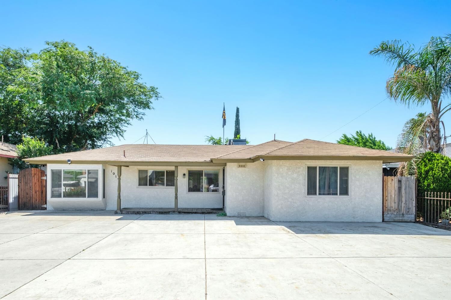 Property Photo:  1017 W Vassar Avenue  CA 93705 