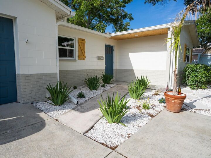 Property Photo:  300 84th Avenue NE  FL 33702 