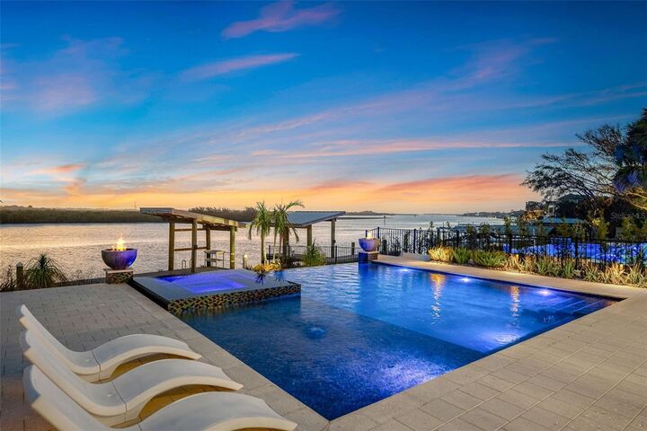 Property Photo: 1194 N Peninsula Avenue FL 32169