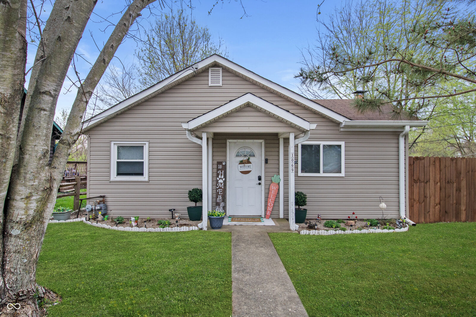 Property Photo:  1069 E 775 S  IN 46164 