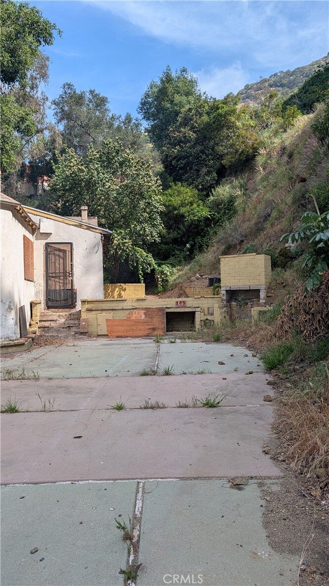 Property Photo:  2200 Nichols Canyon  CA 90046 