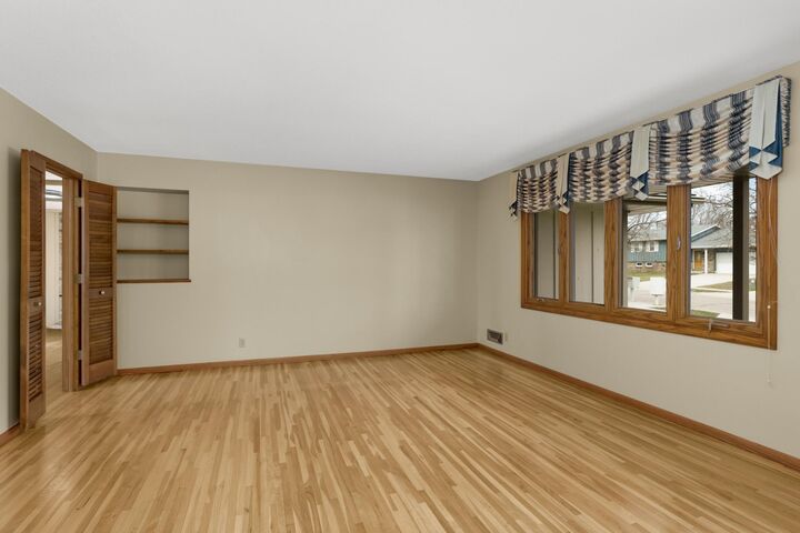 Property Photo:  946 Redwood Drive  MN 55124 