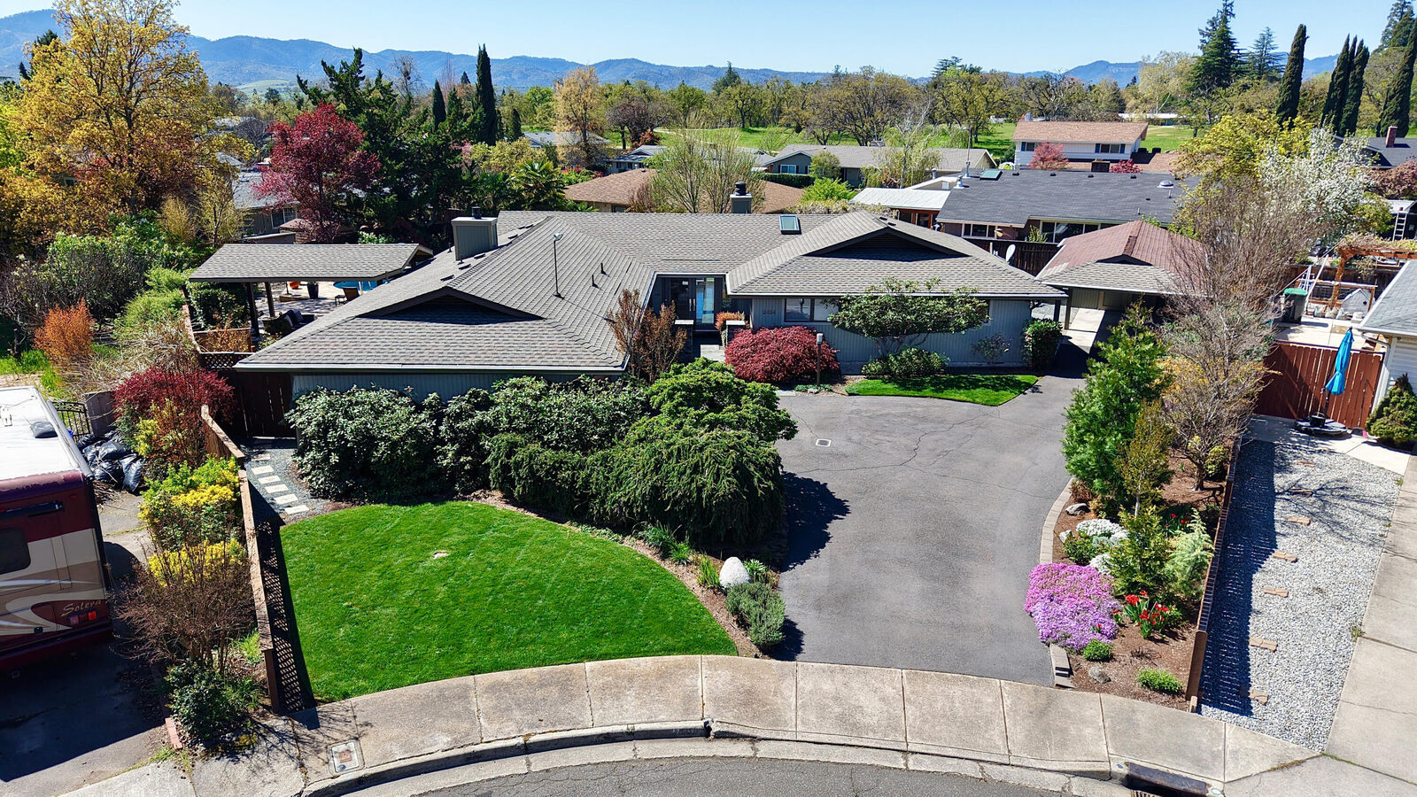 Property Photo:  2424 Pembroke Circle  OR 97504 