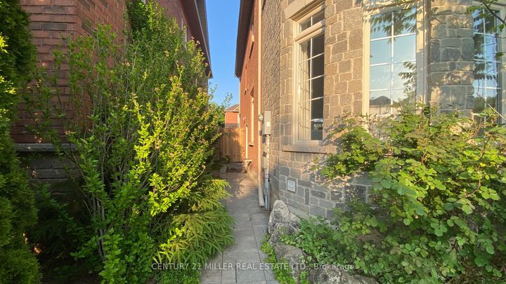 Property Photo:  3384 Springflower Way 3384  ON L6L 6V1 