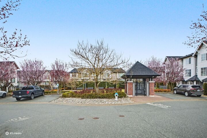 Property Photo: 30989 Westridge Place 109 BC V2T 0E7