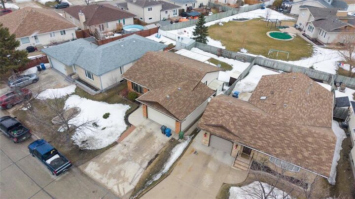 Property Photo:  27 Elm Grove Drive  MB R2R 2G2 