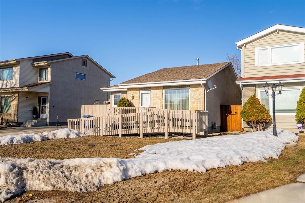 Property Photo:  114 Taunus Drive  MB R2G 3Y1 