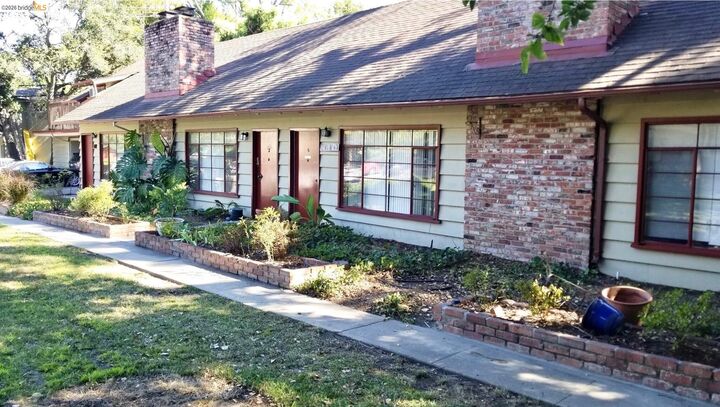 Property Photo: 21 Waverley Ct 4 CA 94025