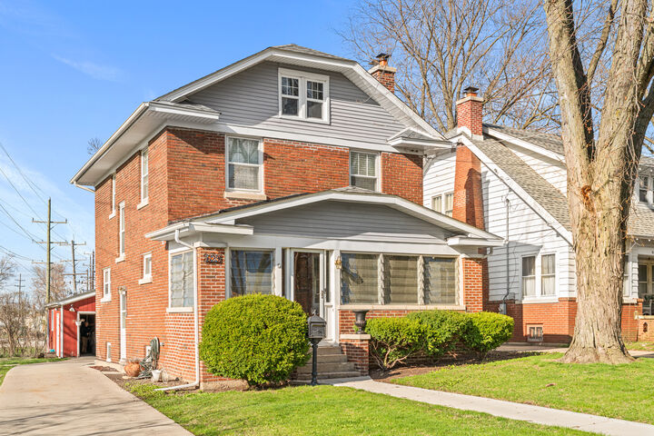 Property Photo:  629 W Downer Place  IL 60506 