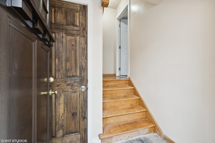 Property Photo:  5565 W Gladys Avenue 2  IL 60644 