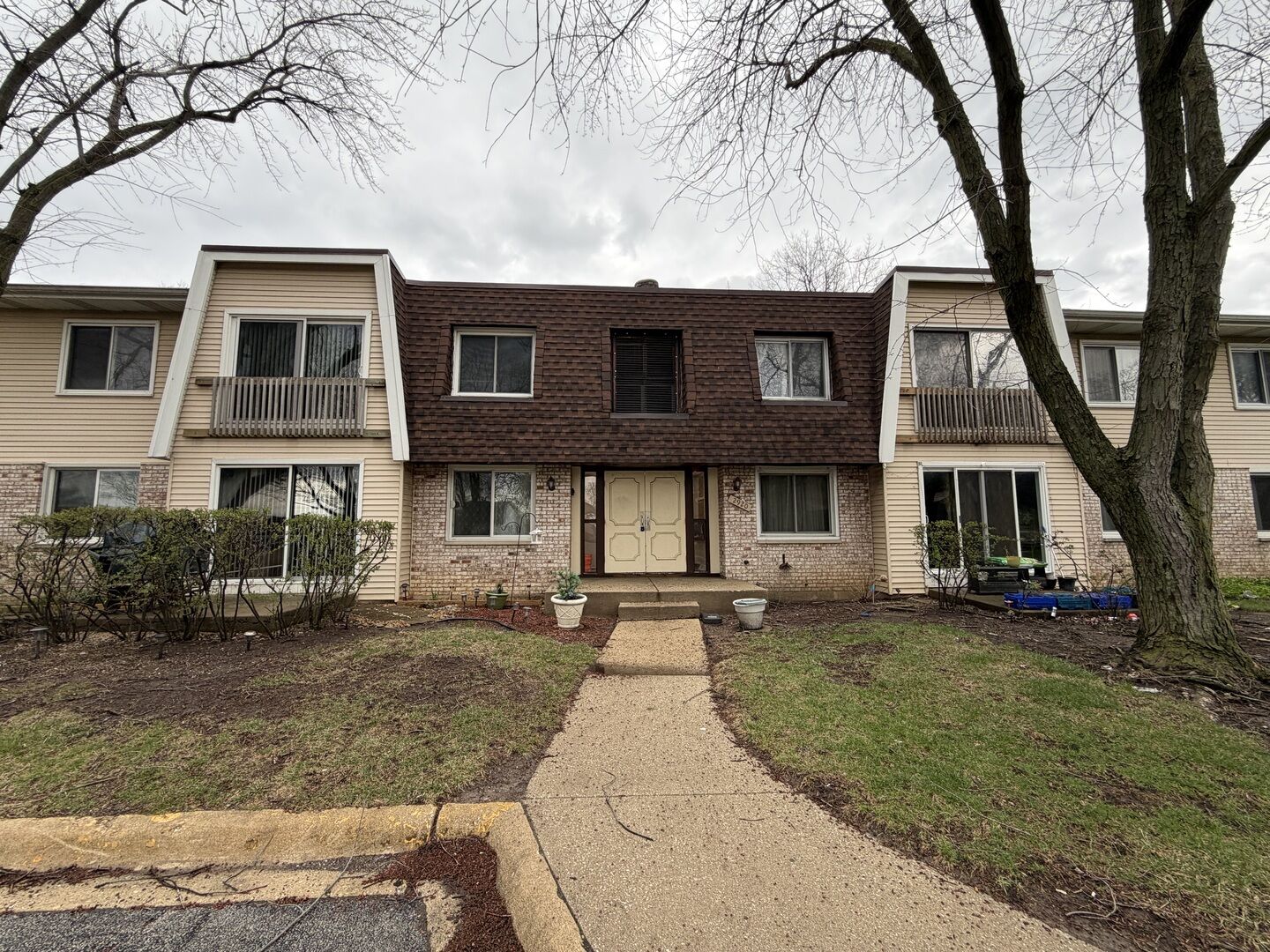 Property Photo:  2920 Roberts Drive 8  IL 60517 