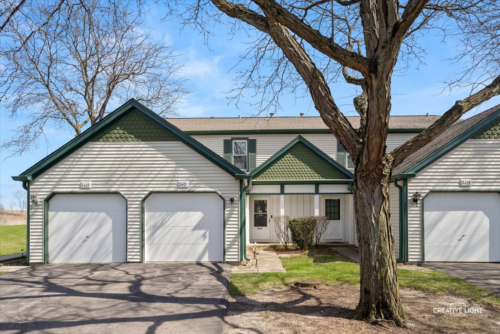 Property Photo:  2437 Devonshire Court  IL 60502 