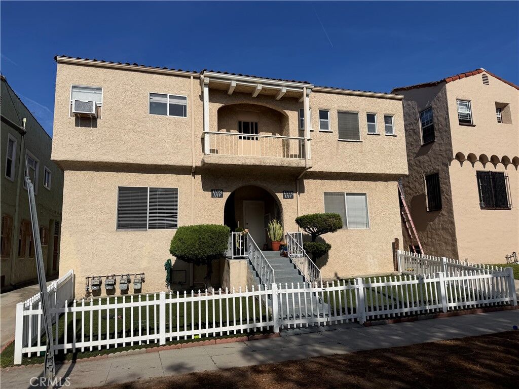 Property Photo: 1117 Queen Anne CA 90019