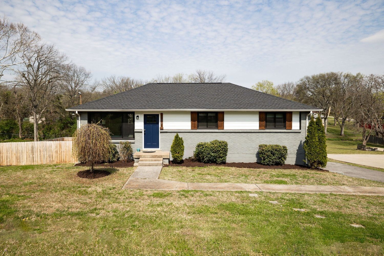 Property Photo:  909 N Graycroft Ave  TN 37115 