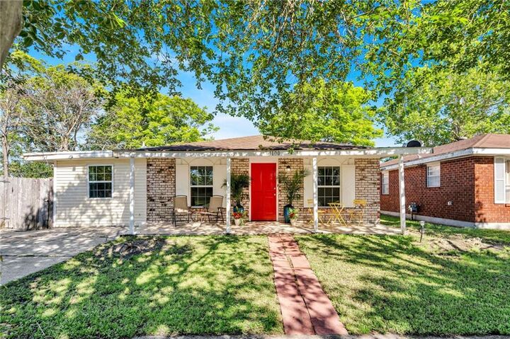 Property Photo:  1100 Southlawn Boulevard  LA 70114 