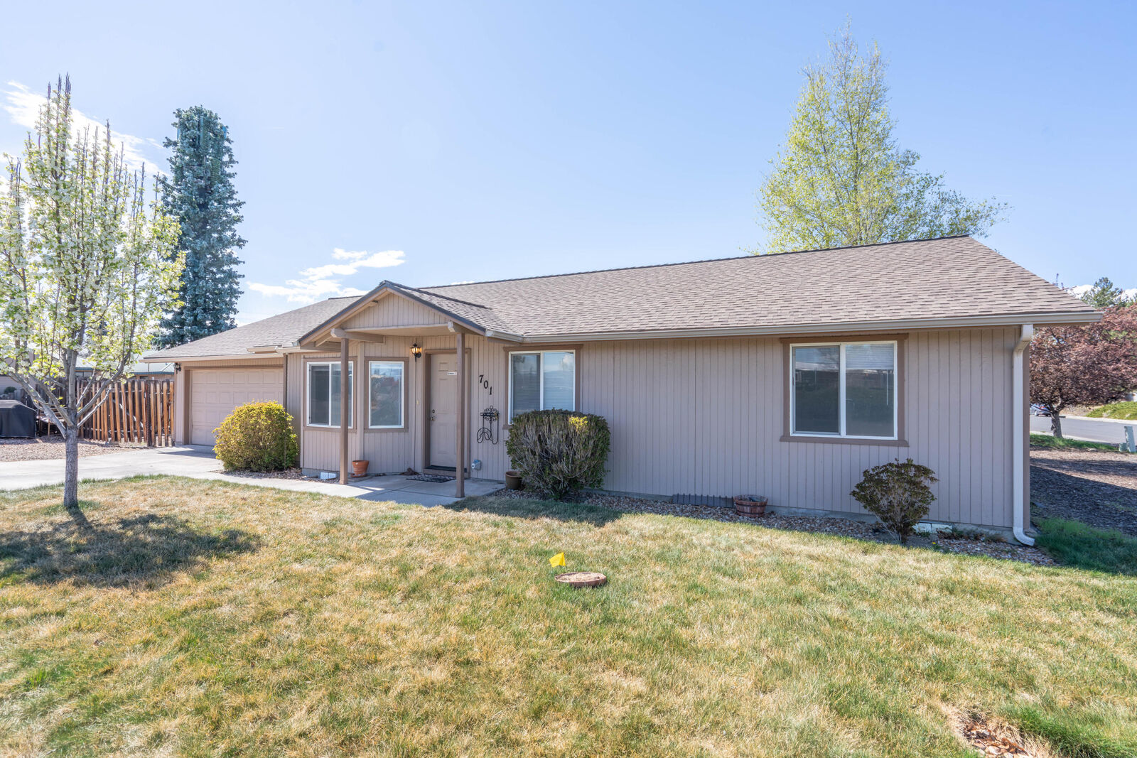 Property Photo: 701 SW 23rd Street OR 97756