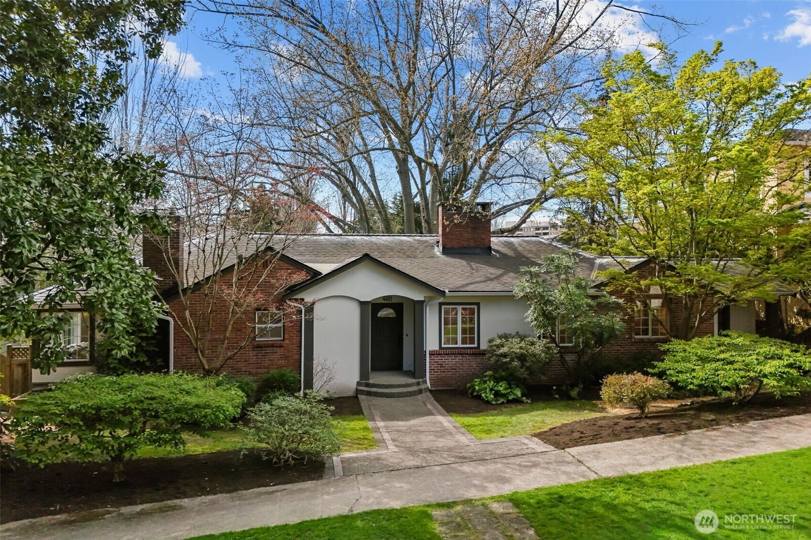 Property Photo:  4181  42nd Avenue NE  WA 98105 