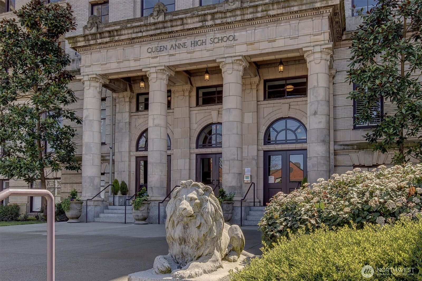 Property Photo:  201  Galer Street 331  WA 98109 