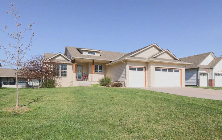 Property Photo:  2810 E Mantane Cir  KS 67219 